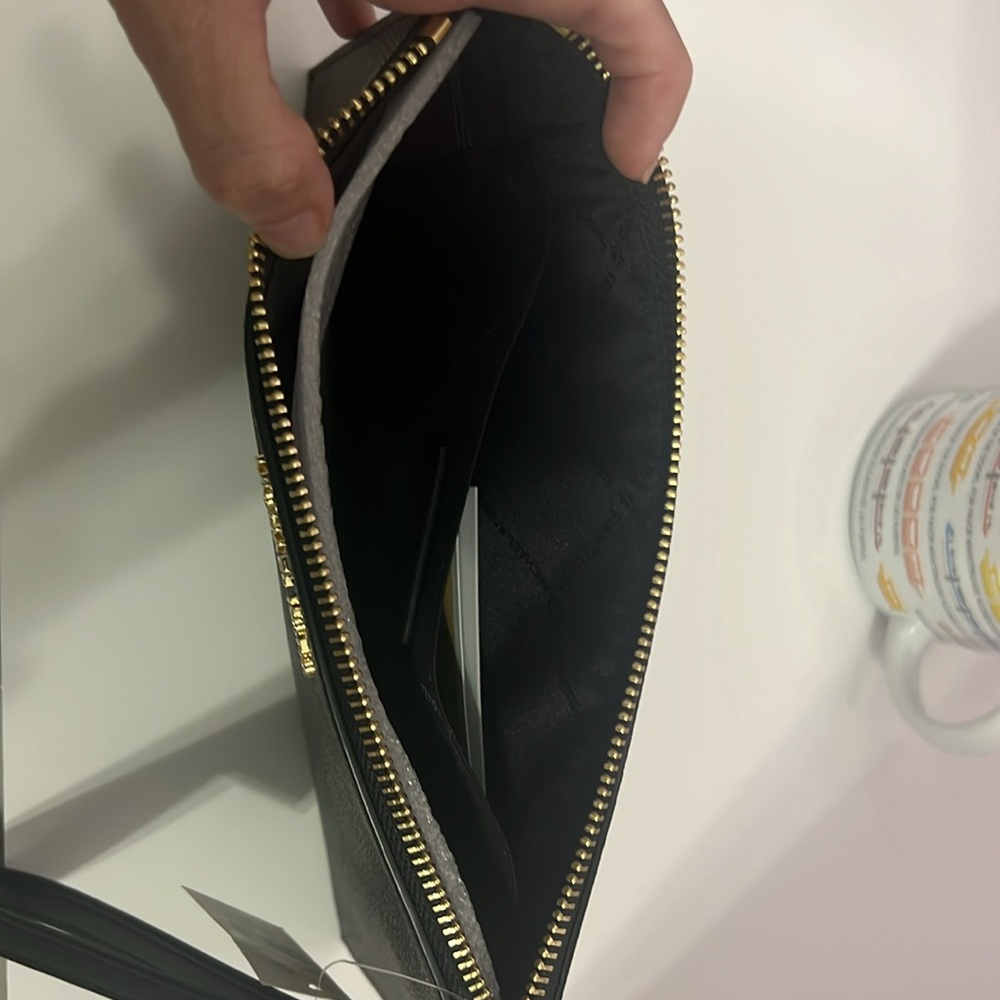 Michael Kors Wristlet - Chic & Versatile! - Picture 5 of 5